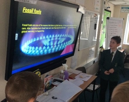 Pupil presenting using Smartboard